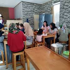Berada di provinsi jawa barat tidak akan lengkap tanpa mencicipi aneka olahan menu khasnya yang sangat untuk menikmati seporsi nasi tutug oncom beserta lauk lengkapnya kamu bisa datang ke rumah makan bobotoh bandung yang terletak di. Warung Nasi Khas Sunda Endah Warung Nasi