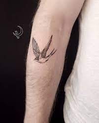 In some circles, they represented the experience of the sailor with one swallow signifying the completion of 5,000 nautical miles, while two swallows indicating the sailor had completed 10,000 miles. Diving Swallow Bird Tattoo Tattoos Etching Tattoo Birds Tattoo