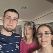 I have a feeder full of sunflower hearts and this one decides he wants my  old dead sunflowers, can someone I'd please I mostly get blue tits, is it a  juvenile?