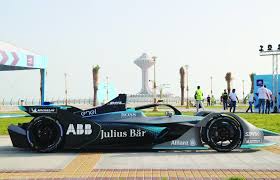 عشاق سباق السيارات يتأهبون لمتابعة منافسات الفومولا إي على حلبة الدرعية