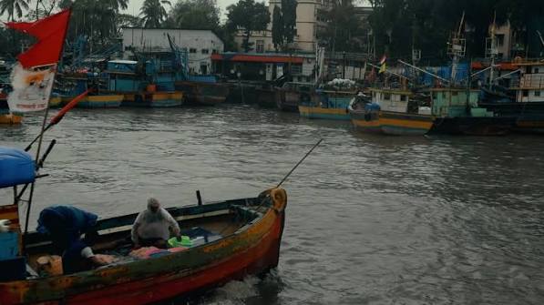 ⛵️Sassoon Dock 🦐 . Sassoon Docks, built in 1875, is one of the oldest docks in Mumbai and was the first wet dock constructed in Bombay.It is one of the few docks