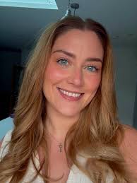 Golden hour ☀️ . So glad we've had some sunshine, I just hope it comes  back!😂 . This weekend I will be singing at the wedding of the lovely D&R 