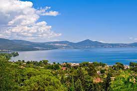 La sua origine è il risultato dell'azione di numerose faglie. Lago Di Bracciano Cosa Vedere E Cosa Visitare Lazio Nascosto