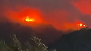 Face à la menace des flammes attisées, entre 10.000 et 12.000 personnes ont été évacuées dans la nuit, de. Bbcf8toesl8jpm