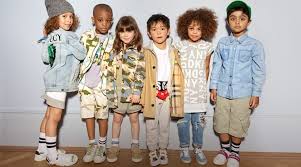 Seorang budak perempuan lima tahun menjadi sensasi internet dan viral malah sudah mempunyai lebih 52k pengikut di instagram semuanya penggaya rambut, sagi dahari dilaporkan membantu menjadikan mia sebagai bintang yang semakin meningkat selepas bekerja dengannya untuk majalah. Jalan Fesyen Gaya Jalan Untuk Kanak Kanak Dan Remaja Untuk Musim Bunga A Spicy Boy