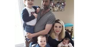 L'amour est dans le pré. Adorable Photo De Famille De Nicolas Agriculteur De L Amour Est Dans Le Pre 8 M6 Sa Compagne Ludivine Et Leurs Trois Enfants Abriel 4 Ans Mael 2 Ans Purepeople