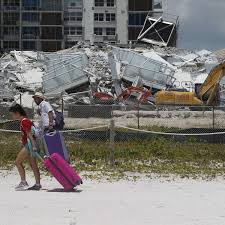Direkt nach dem einsturz des hochhauses in florida kamen rettungsmannschaften im ort surfside zusammen. Spektakularer Gebaudeeinsturz In Florida Ein Verletzter Welt