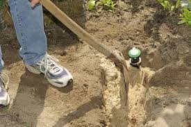 Auf Das Auslaufventil Mit Rohrbelufter Wird Eine Rosette Geschoben Das Rohrgewinde Wird Mit Teflo In 2020 Wasserzapfstelle Wasserzapfsaule Garten Wasserhahn Garten