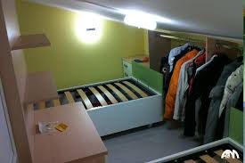 Una valutazione interessante, invece, riguarda le finestre per tetto dato che avere un lucernario dal quale ammirare la volta celeste oppure la pioggia. Cameretta Per Bambini Di Colore Verde Realizzata Per Una Mansarda A Roma Abbiamo Sfruttato La Parte B Camerette Camera Da Letto Mansarda Cameretta Dei Bambini