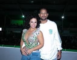 Jun 08, 2021 · uma publicação compartilhada por viviane araujo (@araujovivianne) tudo marcando recentemente, ao publicar um challenge, viviane araújo surgiu usando um top preto com uma calça branca, que acabou deixando as pernas e coxas da atriz toda marcada, além de deixar os seios da famosa quase explodirem. Viviane Araujo Cai No Samba Com Namorado Em Quadra Paulistana Quem Carnaval