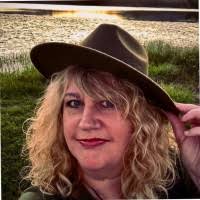 30+ "Suzanne Bray" profiles