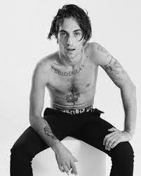 Her name is giorgia soleri and an influencer but also an actress of tv commercials. La Trasformazione Di Damiano Dei Maneskin Da Ragazzo Acqua E Sapone A Rocker Maledetto