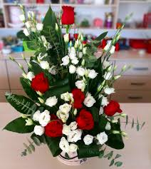 Orice flori luminoase si pline de culoare ar fi potrivite. OferÄ Flori De Sf Andrei Buchete Èi Aranjamente Florale Flori Aniversare