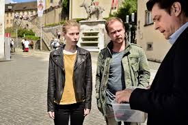 Nach der bergung eines schatzes von 273 goldmünzen aus dem bodensee wird der finder, der taucher und hobbyschatzsucher florian friedrichs, ermordet und mit zugenähtem mund am ufer des bodensees drapiert. Graf Filmproduktion Gmbh Filme