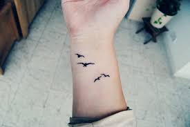 Swallow Tattoo Wrist Tatuajes Femeninos En La Muneca Chicas Tatuajes Muneca Tatuaje Hombre Muneca