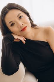 SONGS OF OUR FOREFATHERS 2 Artist biography 先輩的歌（二）之唐風宋雅藝術家介紹李彤– 女高音Joyce Lee  Tung