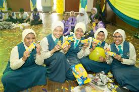 Beliau merupakan anak yang ketiga dari tujuh orang anak lelaki dan tujuh orang anak perempuan. Biskut Pertama Mamee Monster Yang Mengandungi Dha Dilancarkan Di Malaysia Supermom With Superkids