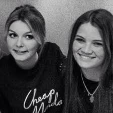 I centrum står paret lisa (vera vitali) och patrik (erik johansson), deras barn från tidigare förhållanden, och deras ex (petra mede och fredrik hallgren). Vera Herngren On Twitter Hannimissen Mardrom