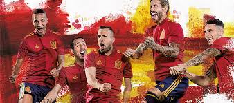 Spanje speelt in deze voetbalshirts in de nations league en hoopt zo deze keer het eindtoernooi te bereiken om een poging te doen de nations league te winnen. Spanje Voetbalshirts T Shirts Retro Shirts Trainingskleding En Andere Merchandising