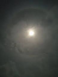 Appelé parhélie avec le soleil, parasélène avec la lune, il est dû à la. Un Halo Etait Visible Autour De Meteo Et Cyclone Maurice Facebook