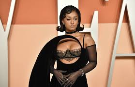 Version maghrébine acceptée » : Léna Situations dénonce une diversité  limitée en pleine polémique sur sa tenue à Cannes - Elle