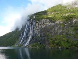 Serien de sju systrarna är fiktiv men många av de händelser som ramar in den historiska delen av handlingen har ägt rum. Seven Sisters Geiranger Norge Omdomen Tripadvisor