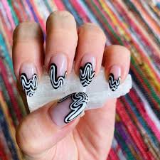 Para las que prefieren un look mas glam con uñas en negro, esta combinación de asimetrías en la decoración de las uñas nos alucina. Https Xn Decorandouas Jhb Net Unas Negras Decoradas