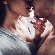 Das bett ist ein schöner und gemütlicher ort, um es sich gut gehen zu lassen und spaß zu haben. Abwechslung Im Bett 9 Tricks Die Schwung Ins Sexleben Bringen Cosmopolitan