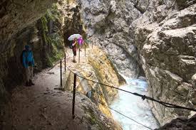 Es ist zu beachten, das die höllentalklamm nur zu fuß erreichbar ist. Durch Die Hollentalklamm Unterhalb Der Zugspitze