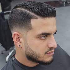 La coiffure que l'on courte ou le coiffeur la plupart du temps, réalise un dégradé sur le côté et derrière. 1001 Idees Coiffure Homme Court A Vos Marques Coupez