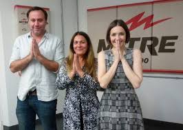 Daisy may queen (55) hizo una serie de polémicas declaraciones referidas a la salud y la pandemia del coronavirus, asegurando no solo que no será inoculada debido a que las vacunas que actualmente se encuentran disponibles no son veganas, sino también manifestándose en contra de la vacunación a menores de edad y defendiendo a quienes no quieren ser vacunados. Daisy May Queen Haberme Ido A La India Fue La Mejor Decision Que Tome En Mi Vida