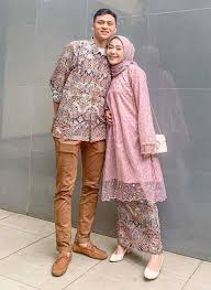 Sedang mencari harga baju couple keluarga buat kondangan ? 20 Inspirasi Baju Couple Muslim Yang Serasi Abis Hai Gadis