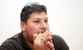 Όπως εξακριβώθηκε στο θριάσιο, όπου μεταφέρθηκε με c130 μετά το τροχαίο που είχε με την μηχανή του στην πάρο. J2 Efowjnlkjom