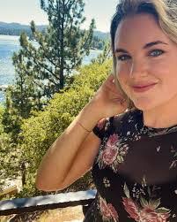 Deanna Mahan's Instagram, Twitter & Facebook