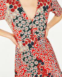 The green print is a 70's inspired daisy floral pattern. Daisies Dress Dresses Trf Zara United States Textiles Fashion Floral Fashion Fashion Prints