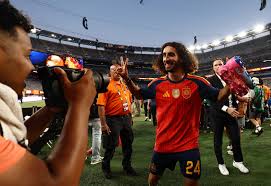 Vai cumprir? Cucurella mantém promessa de tatuar o rosto do técnico da Espanha após ganhar a Copa