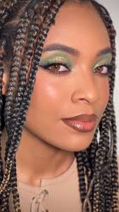 Coco Shanelle 🖤 90's feeling. Soft Glammed skin, liner esfumado morado y  gloss, en diferentes luces, sobre tremenda musa. . . . @norvina  @norvinacosmetics @anastasiabeverlyhills norvina mini palette & dipbrow in  dark