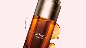 Butelka double serum jest wykonana w 10% z materiałów pochodzących z recyklingu. Double Serum Clarins