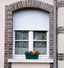 Le volet roulant moderne électrique, sur mesure, présente des matériaux innovants nous protégeant du froid et de la chaleur grâce à l'étanchéité périphérique complète intégrée au produit. Fenetres Aluminium Rth Avec Volet Roulant Integre Fenetres De Provence