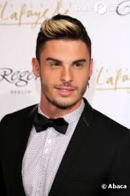 Mèche blonde ~ meche blonde sur cheveux brun quel balayage blond choisir mon vanity idéal le balayage blond est une coloration partielle blonde des cheveux si vous êtes brune misez sur la iliana45 balayage et meches spécialement pour l été je les 25 meilleures idées de la catégorie. Baptiste Giabiconi Place A La Meche Blonde Photos Purebreak