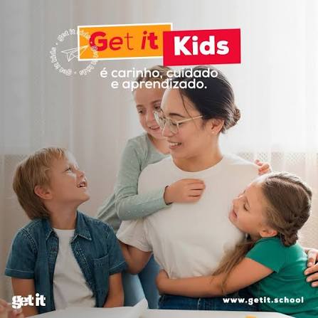 Alunos engajados com o material
