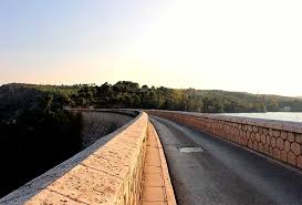 Στο σημείο επιχειρούν 50 πυροσβέστες με 24 οχήματα, δύο ομάδες πεζοπόρο τμήμα, δύο αεροσκάφη και ένα ελικόπτερο. Bolta Sth Limnh Mara8wna Deppic