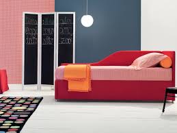 She accepted the award with modesty. Letto Singolo Imbottito Con Contenitore