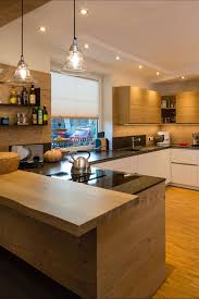 Moderne Kuche Mit Holzelementen Ewe In 2020 Moderne Kuche Wohnung Kuche Luxuskuchen