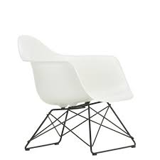 Eames Plastic Armchair Lar In 2020 Modernes Mobeldesign Futuristische Mobel Plastikstuhle