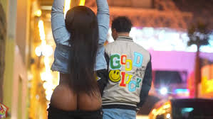 Ebony flashing her huge black ass on a public and met a clown who fucked  her in a hotel