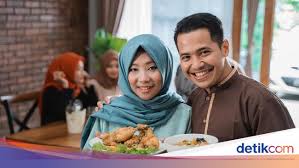 Selama kurang lebih 40 hari, masa di mana darah nifas keluar, perempuan dilarang untuk salat dan puasa. Hukum Makan Sahur Dan Puasa Tapi Belum Mandi Wajib