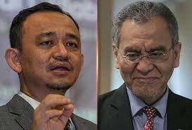 Seorang ahli parlimen argentina digantung lima hari daripada persidangan itu selepas mencium payudara pasangannya ketika sesi telesidang parlimen berlangsung, semalam. Bqj9ifvjsldjxm