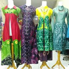 Tapi dengan semakin berkembangnya model baju di dunia fashion, kini baju sasirangan muncul dengan berbagai model yang bervariasi. Cardigan Sasirangan Khas Banjarmasin By Bengkeng Sasirangan Shopee Indonesia