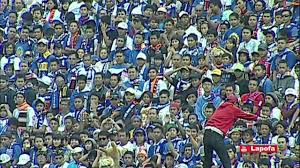 Lagu arema singo edan versi bonek nyolong gorengan. Aremania Attraction Arema Singo Edan Youtube